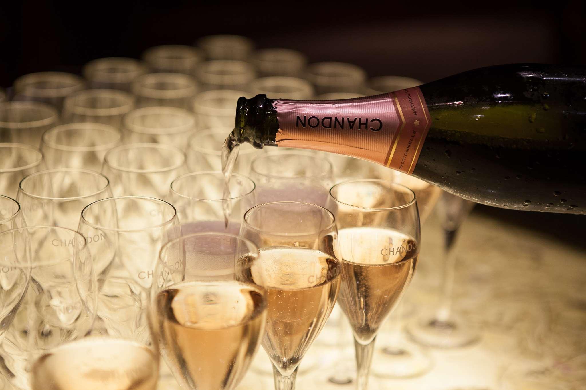 Park Hyatt Melbourne Hotel Eksteriør billede Champagne being poured