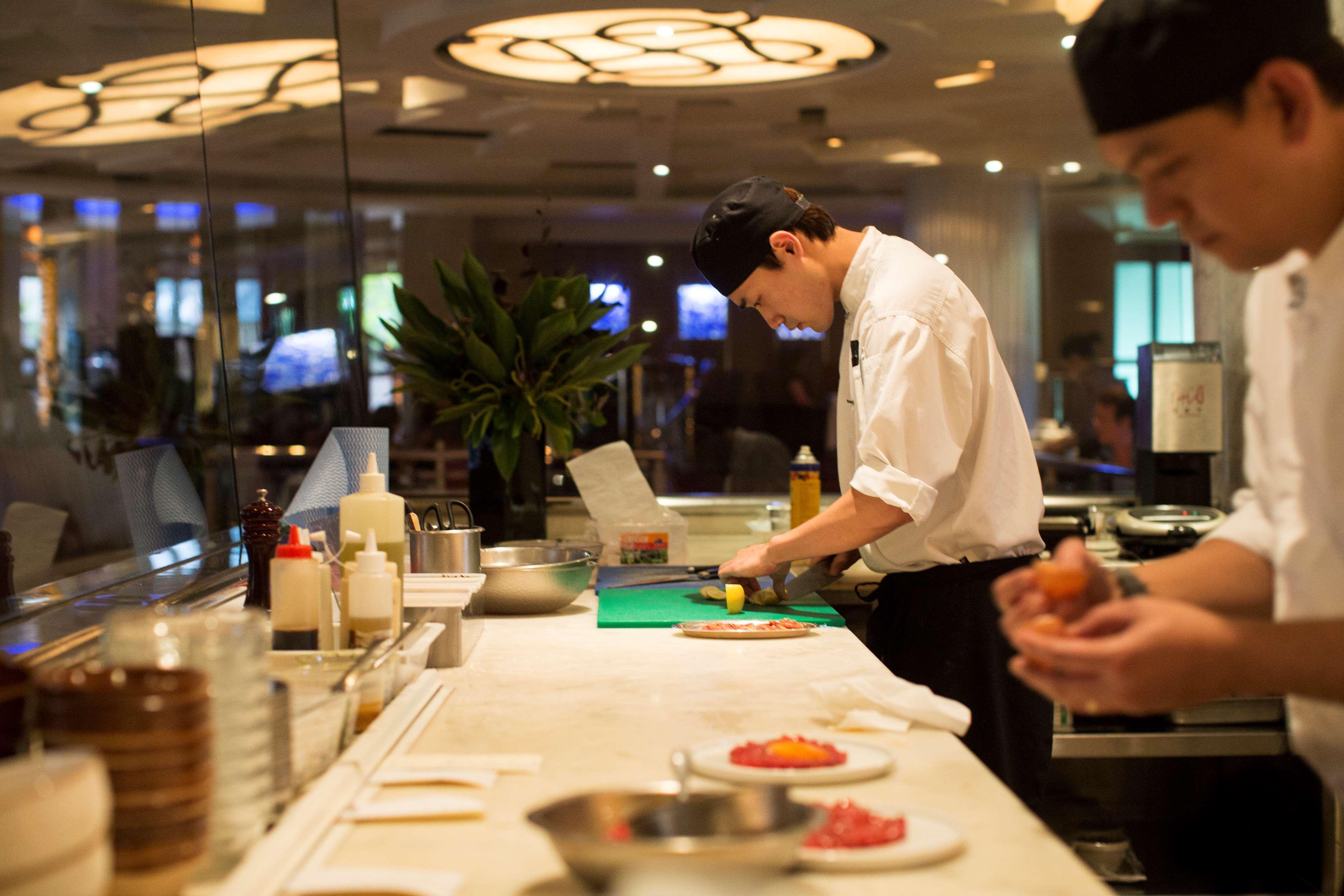 Park Hyatt Melbourne Hotel Eksteriør billede A sushi chef at work