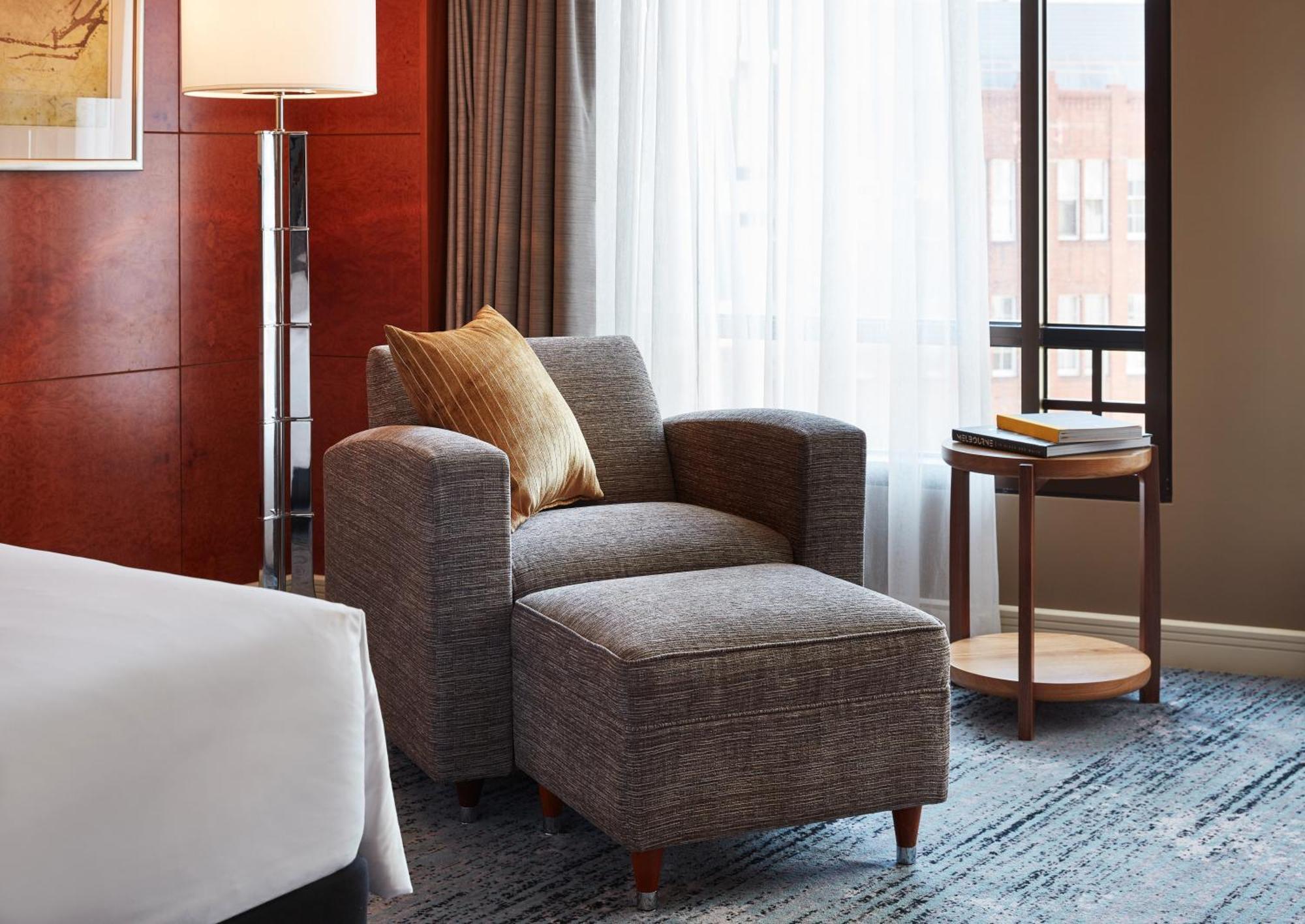 Park Hyatt Melbourne Hotel Eksteriør billede A chair and ottoman