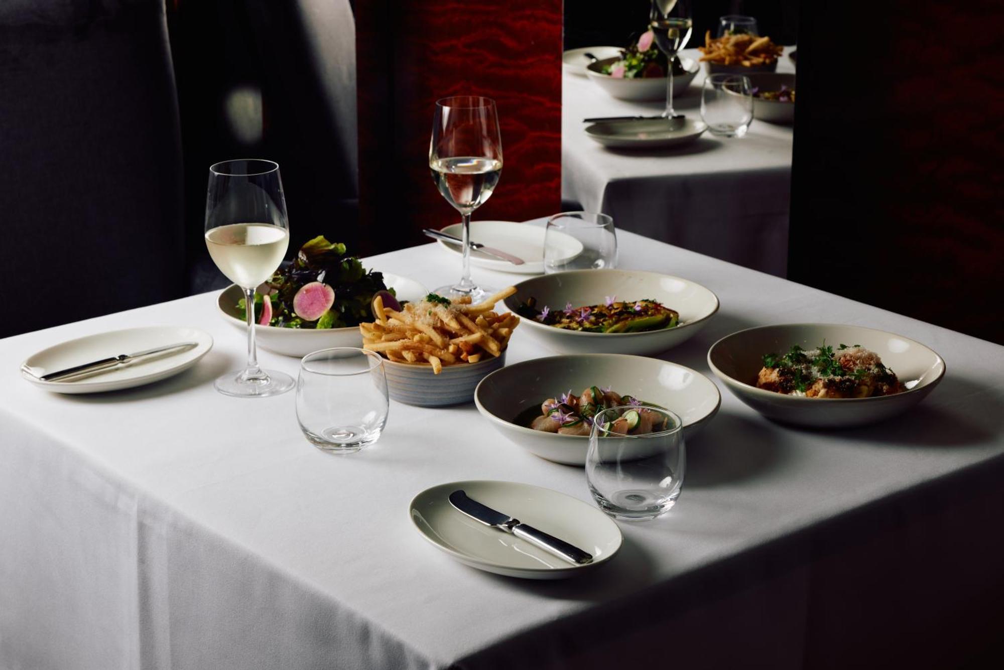 Park Hyatt Melbourne Hotel Eksteriør billede A selection of dishes at the restaurant