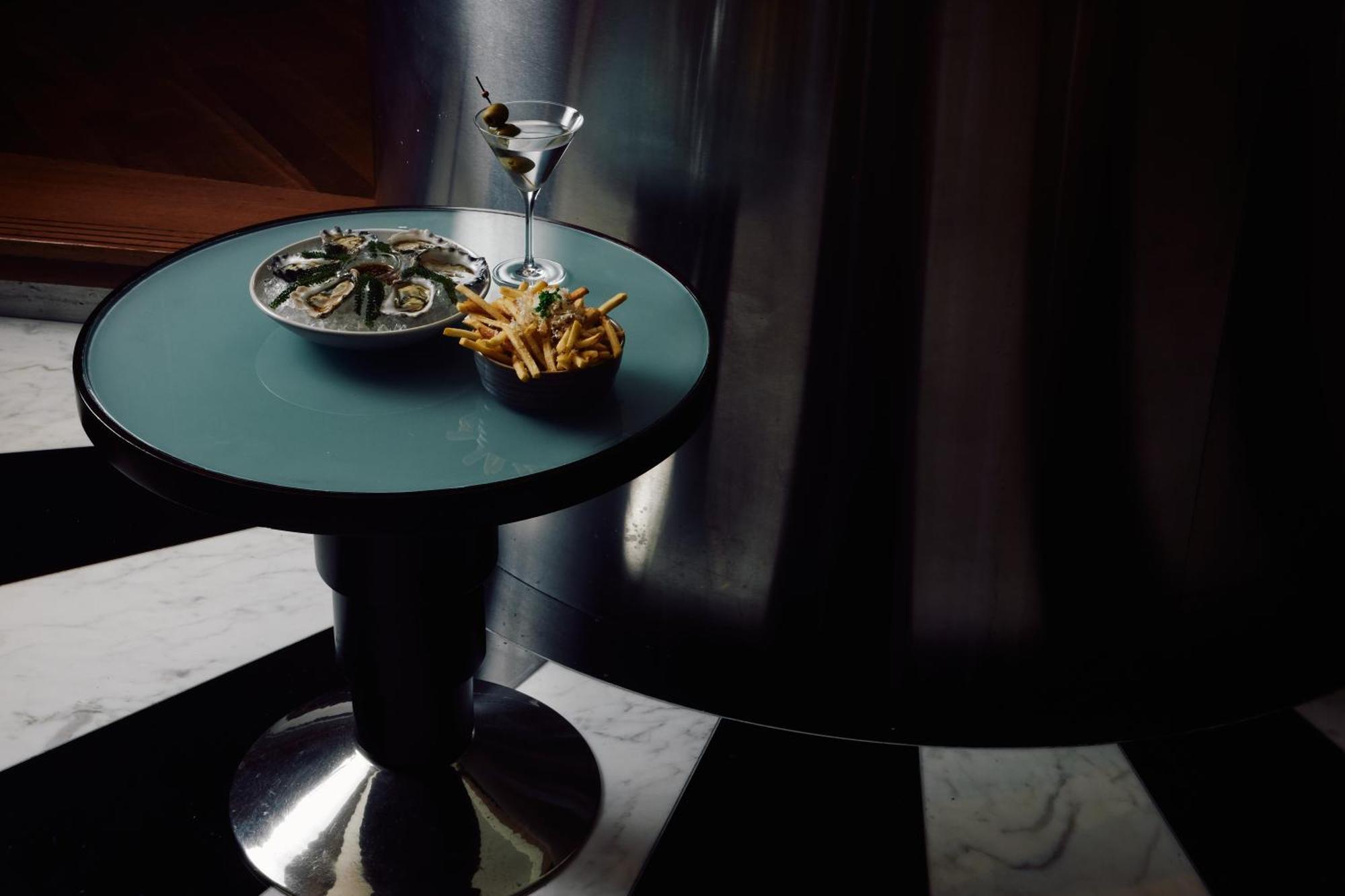 Park Hyatt Melbourne Hotel Eksteriør billede A table with a martini