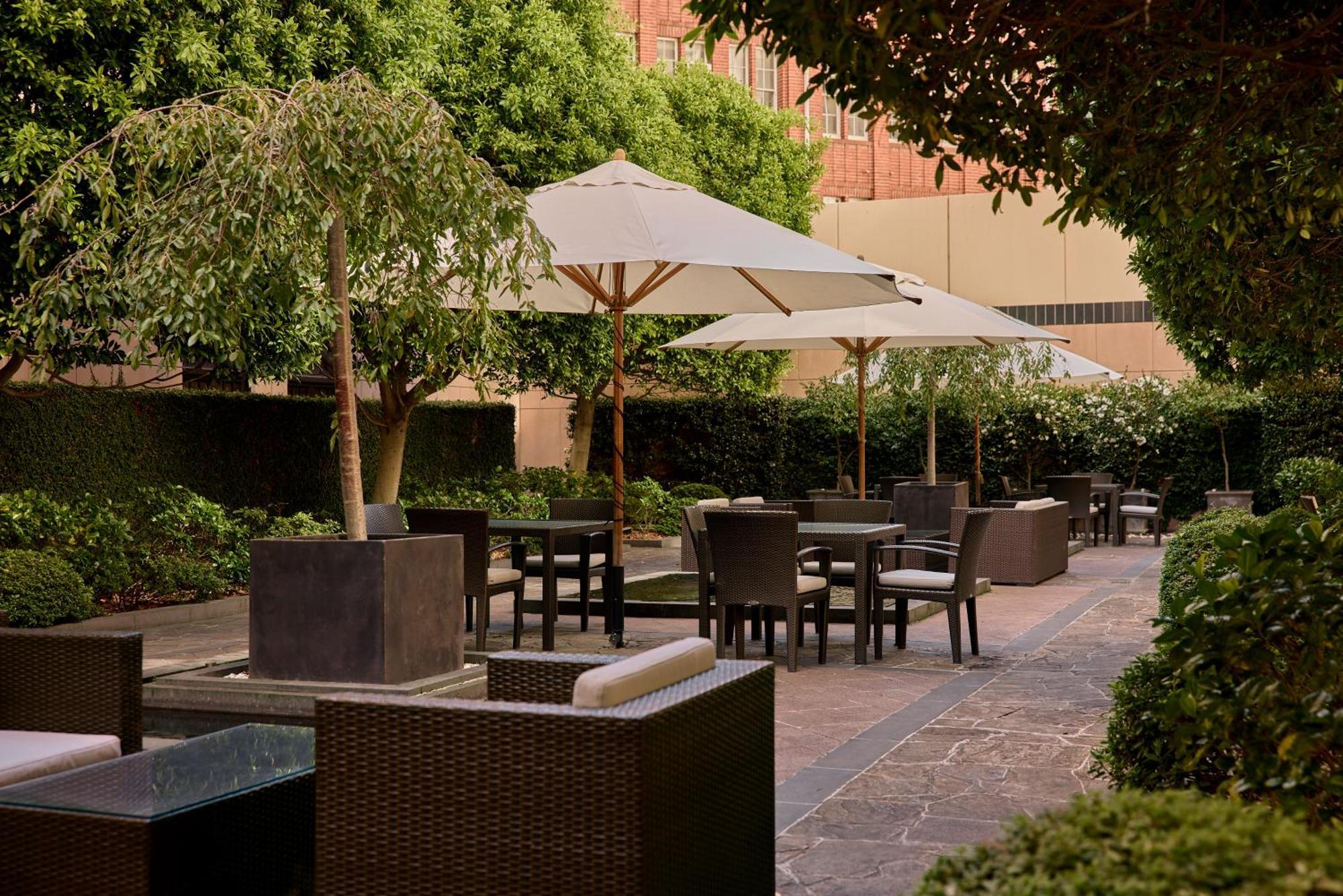 Park Hyatt Melbourne Hotel Eksteriør billede The hotel's garden